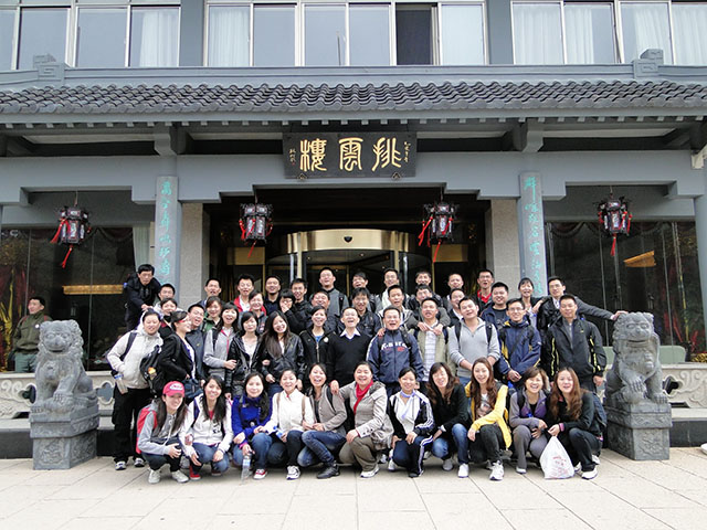 2011。04。30黃山之旅（晨拍——晨起的我們，個個張大嘴巴，原來心里想著“俺要吃”V.jpg